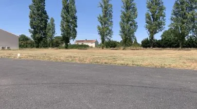 Terrain 713 m² à SAINT-GERMAIN-DE-LUSIGNAN
